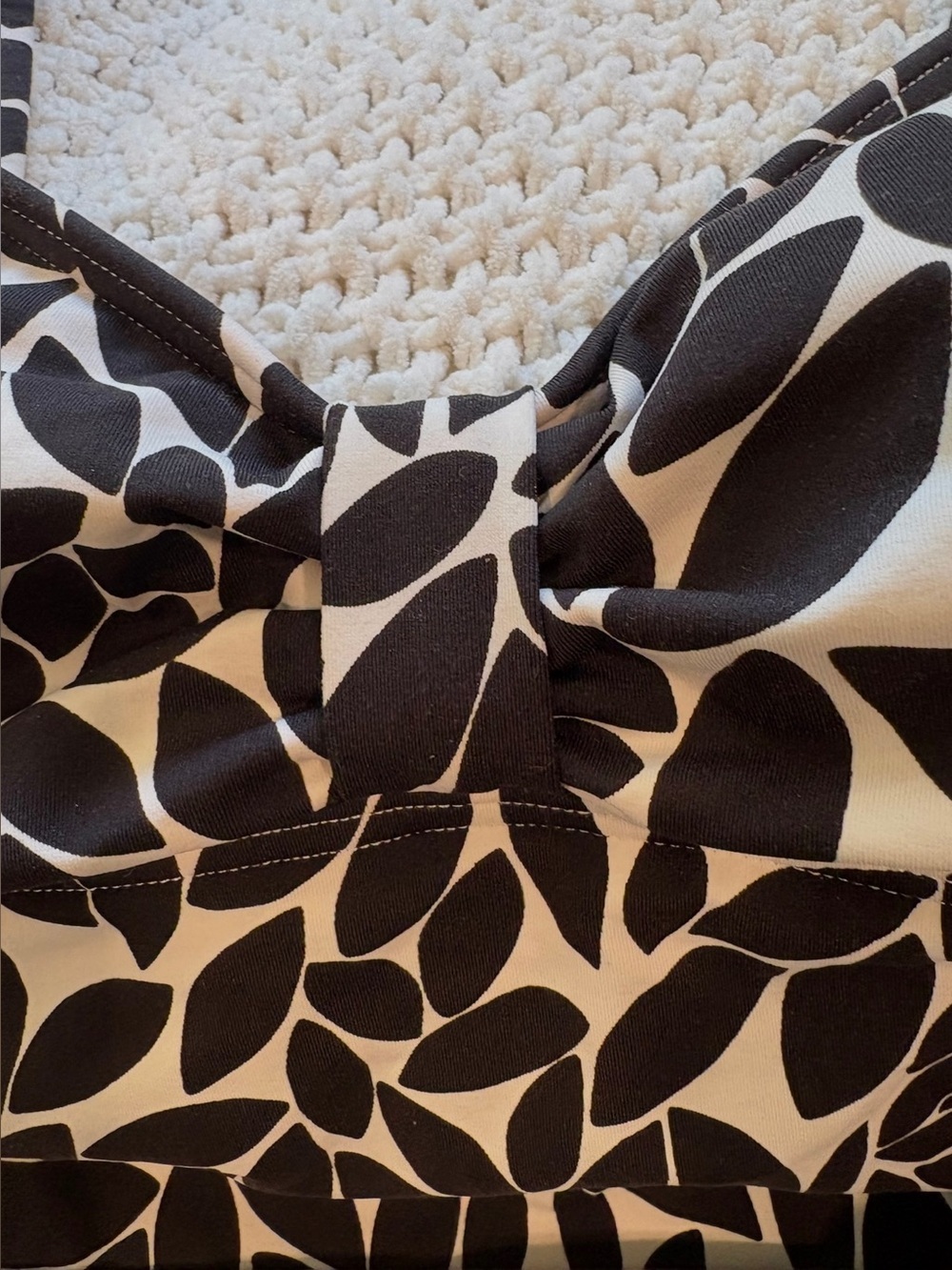 Lands End Women’s Tankini Top, B&W Petal Pattern w/Side String Ruching; Size 8D - Picture 3 of 7